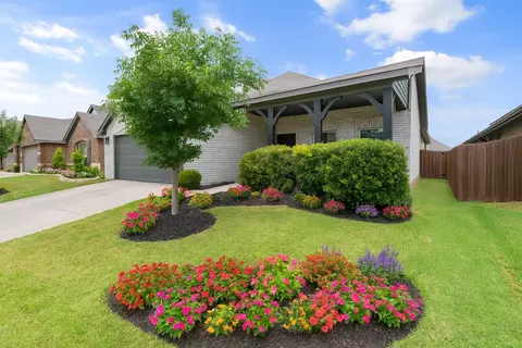 1345 Queens Brook Ln, Fort Worth, TX 76140
