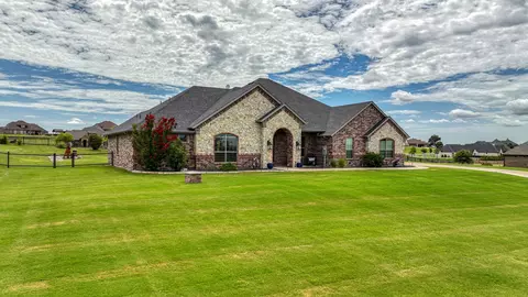 321 Canyon West Dr, Weatherford, TX 76087