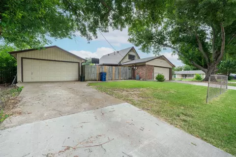 Exterior - 501 Nathan St, Burleson, TX 76028 photo 4 of 8