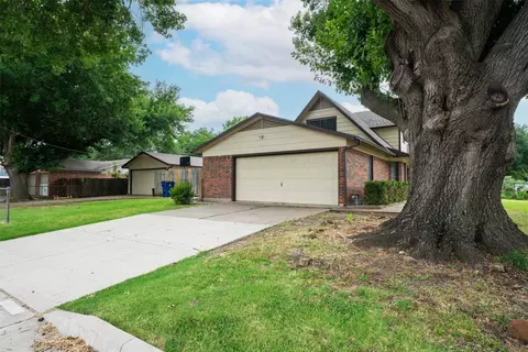 Exterior - 501 Nathan St, Burleson, TX 76028 photo 3 of 8