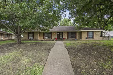 729 Surrey Cir, Grand Prairie, TX 75050
