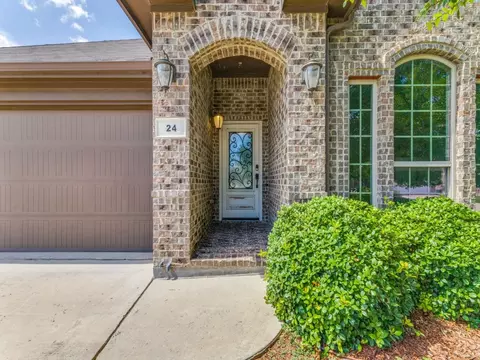 24 Oakridge Ln, Edgecliff Village, TX 76134