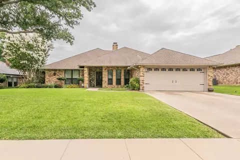 10153 Stoneleigh Dr, Benbrook, TX 76126