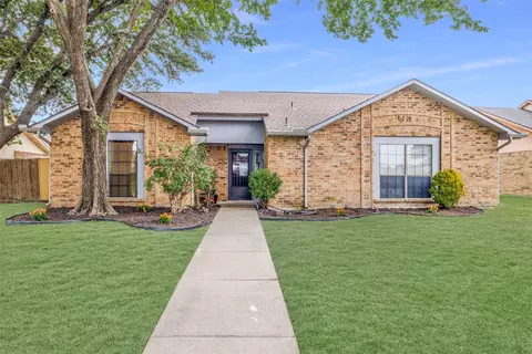 305 Hemlock Dr, Grand Prairie, TX 75052