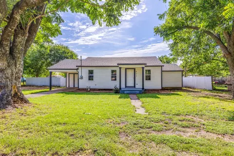 411 Elm St, Paradise, TX 76073