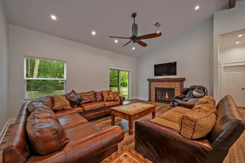 Living - 27 Circle Dr, Denison, TX 75021 photo 3 of 5