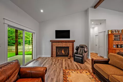 Living - 27 Circle Dr, Denison, TX 75021 photo 2 of 5