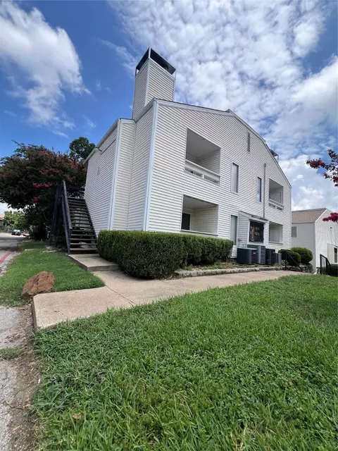 7431 Holly Hill Dr #105, Dallas, TX 75231