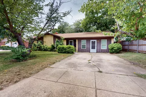 6704 Rustic Dr, Forest Hill, TX 76140