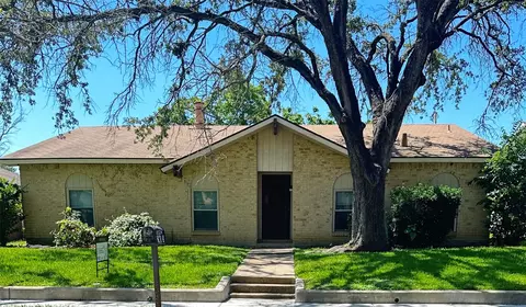 705 Edelweiss Dr, Grand Prairie, TX 75052