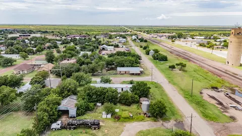 300 S Waggoner St, Electra, TX 76360