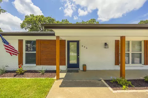 806 Chestnut Dr, Arlington, TX 76012
