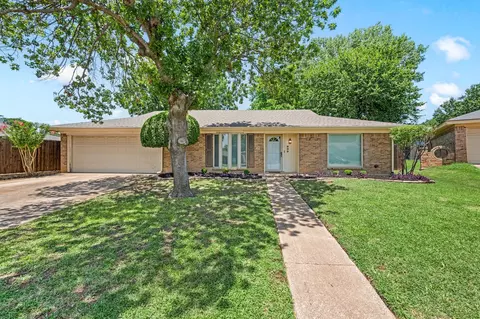 909 Ridge Dr, Bedford, TX 76021