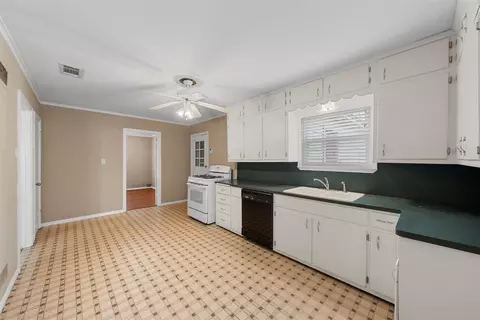Kitchen - 3400 Lyle Ave, Waco, TX 76708 photo 2 of 2