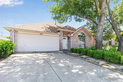 950 Blossomwood Ct, Arlington, TX 76017
