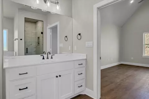 Bath - 1001 Mallard Dr, Lindale, TX 75771 photo 4 of 5