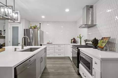 Kitchen - 501 Saddle Dr, Euless, TX 76039 photo 4 of 5