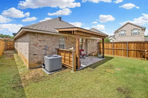 Exterior - 501 Saddle Dr, Euless, TX 76039 photo 4 of 8