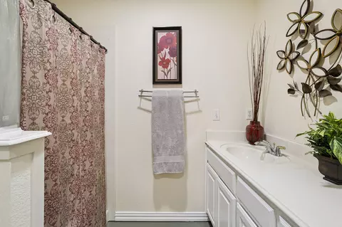 Bath - 501 Saddle Dr, Euless, TX 76039 photo 4 of 5