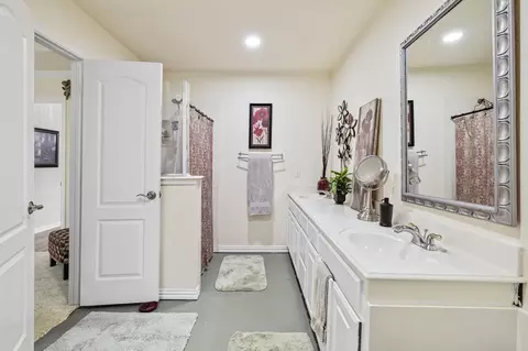 Bath - 501 Saddle Dr, Euless, TX 76039 photo 3 of 5