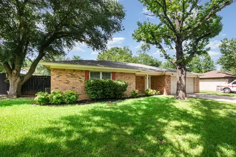 8613 Crestview Dr, North Richland Hills, TX 76182