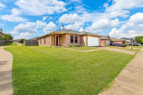 807 Wild Prairie Dr, Arlington, TX 76002