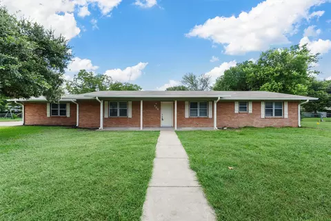 800 W Denison Dr, Robinson, TX 76706