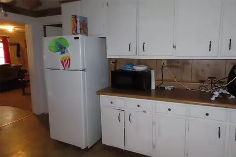 Kitchen - 206 11th St NE, Springhill, LA 71075 photo 2 of 2