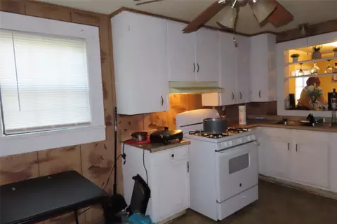 Kitchen - 206 11th St NE, Springhill, LA 71075 photo 1 of 2