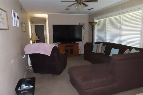 Living - 407 8th St SE, Springhill, LA 71075 photo 1 of 2