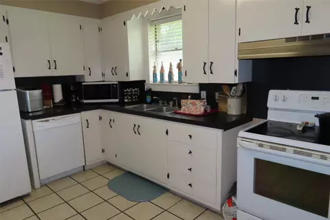 Kitchen - 407 8th St SE, Springhill, LA 71075 photo 1 of 2
