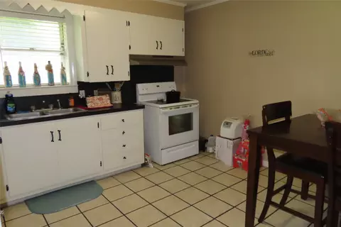 Kitchen - 407 8th St SE, Springhill, LA 71075 photo 2 of 2