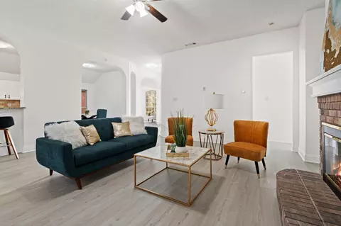 Living - 902 Sea Shell Dr, Mesquite, TX 75149 photo 2 of 4