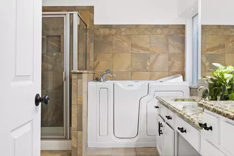 Bath - 902 Sea Shell Dr, Mesquite, TX 75149 photo 2 of 4