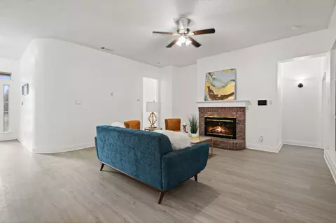 Living - 902 Sea Shell Dr, Mesquite, TX 75149 photo 1 of 4