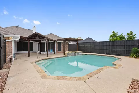 Exterior - 902 Sea Shell Dr, Mesquite, TX 75149 photo 5 of 6