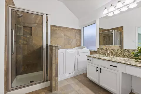 Bath - 902 Sea Shell Dr, Mesquite, TX 75149 photo 3 of 4