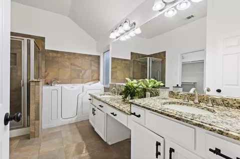 Bath - 902 Sea Shell Dr, Mesquite, TX 75149 photo 1 of 4