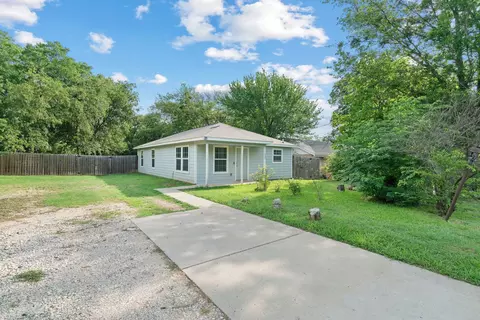 420 E Burks St, Pilot Point, TX 76258