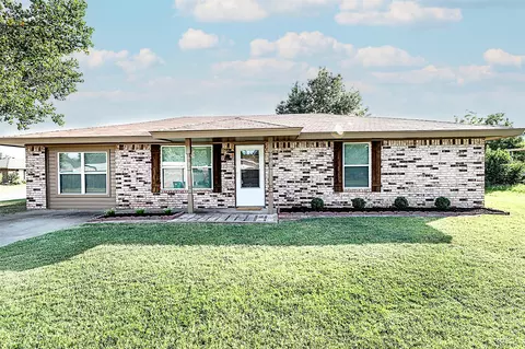 1320 Eldorado St, Bowie, TX 76230
