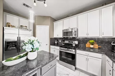 812 Creekside Dr, Little Elm, TX 75068