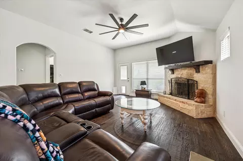 108 Dorothy Ct, Pilot Point, TX 76258 photo 4