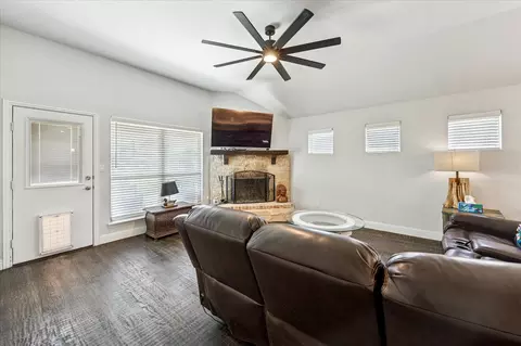 108 Dorothy Ct, Pilot Point, TX 76258 photo 5