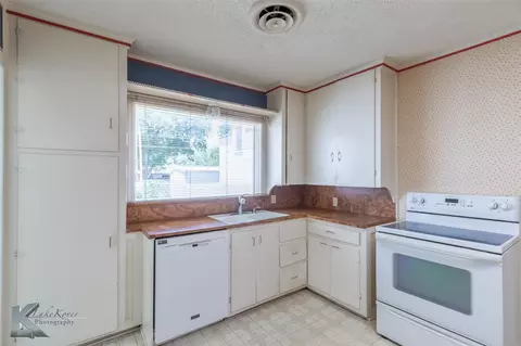 Kitchen - 907 N Avenue G, Haskell, TX 79521 photo 1 of 2