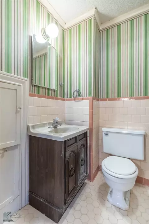 Bath - 907 N Avenue G, Haskell, TX 79521 photo 3 of 4