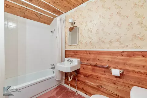 Bath - 907 N Avenue G, Haskell, TX 79521 photo 4 of 4