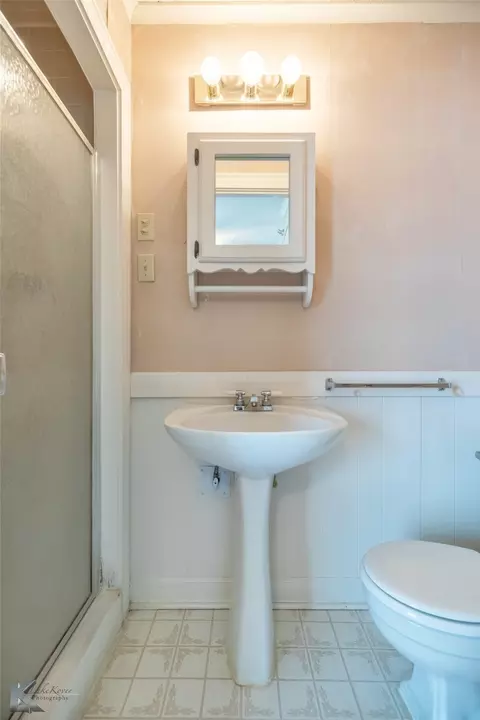 Bath - 907 N Avenue G, Haskell, TX 79521 photo 1 of 4