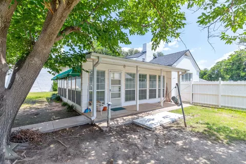 Exterior - 907 N Avenue G, Haskell, TX 79521 photo 4 of 5