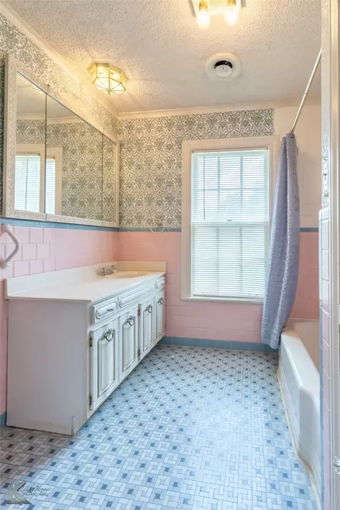 Bath - 907 N Avenue G, Haskell, TX 79521 photo 2 of 4