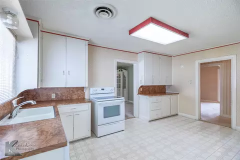 Kitchen - 907 N Avenue G, Haskell, TX 79521 photo 2 of 2